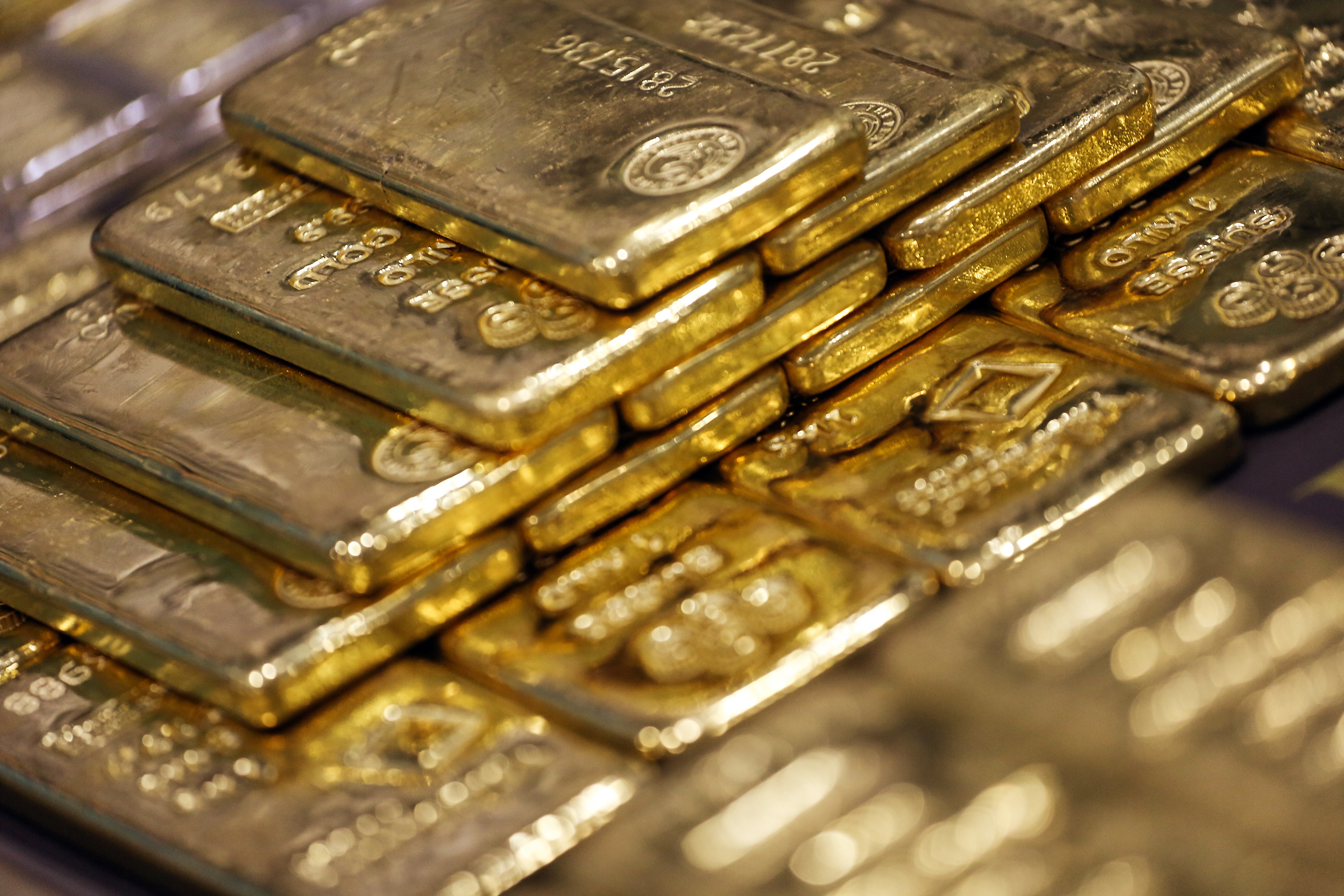 Gold Import Shrinks 24% To $23 Billion In April-February FY17